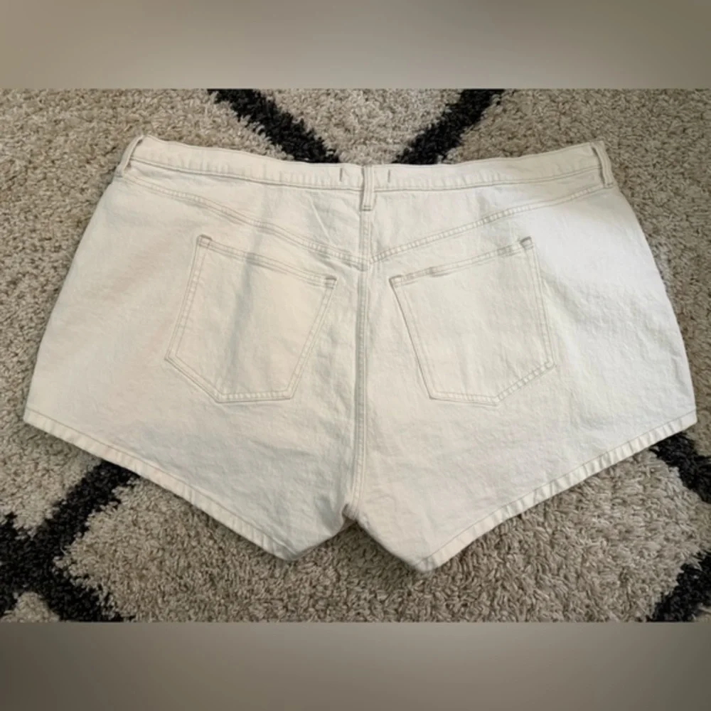 NWT Abercrombie & Fitch‎ High Rise Mom Shorts in White - Curve Love 37